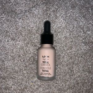 NYX TOTAL CONTROL DROP FOUNDATION (LIGHT)
